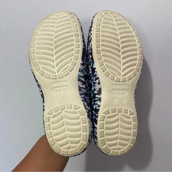 Crocs Classic Clogs Womens 10 Blue Floral Slip On Comfort Lightweight Shoes - Picture 6 of 6